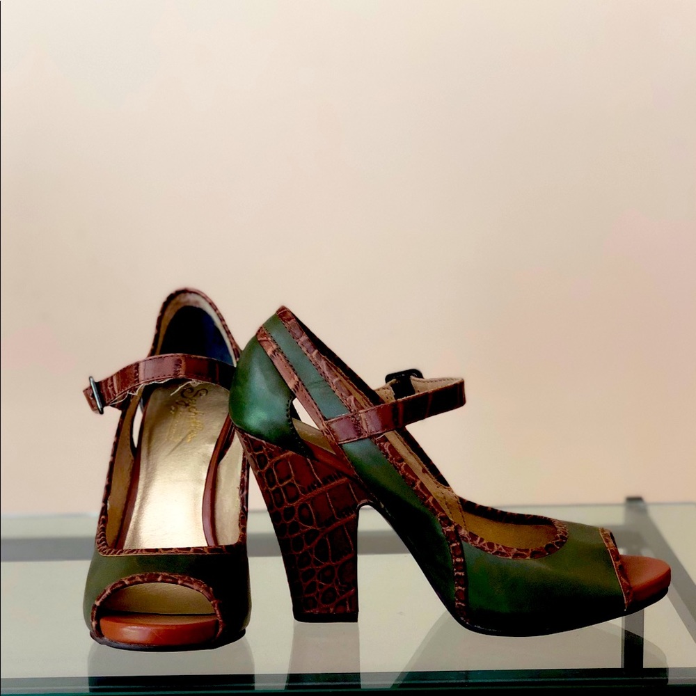Seychelles hunter green and alligator pumps.